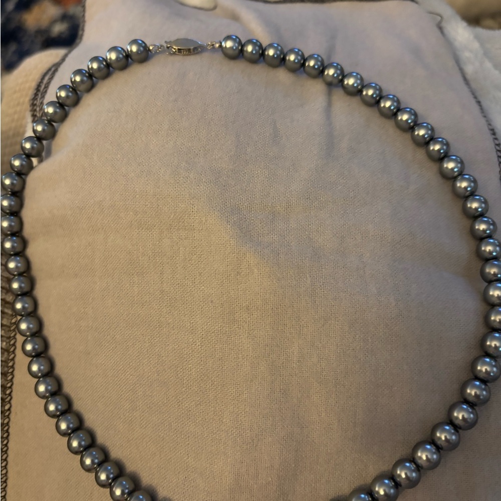 Elegant Silver Necklace with Metallic Sheen